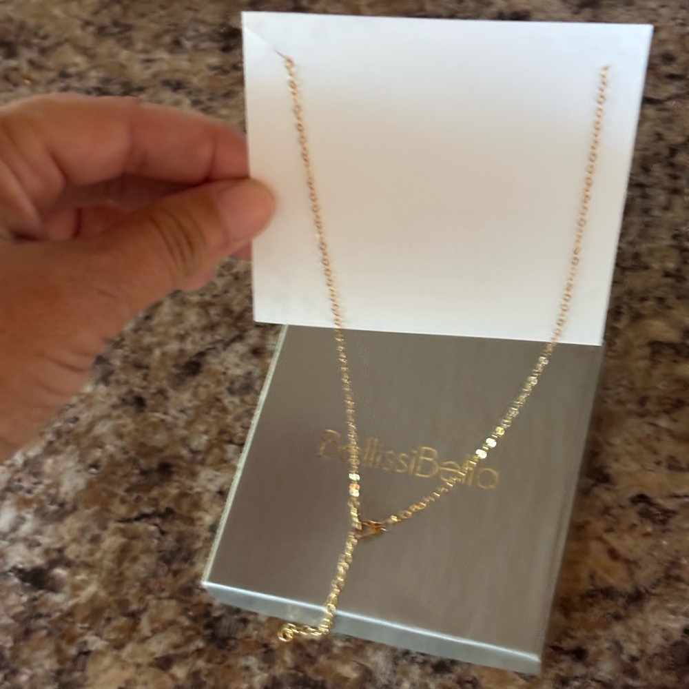 Elegant Gold Circle Pendant Necklace - Picture 3 of 5
